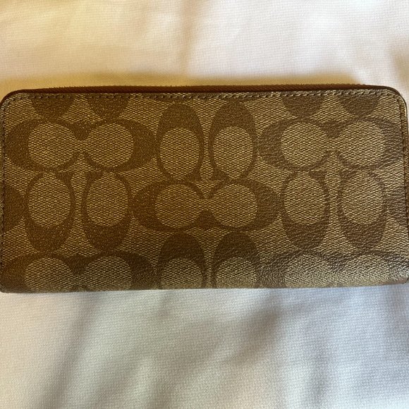 Limited Edition: COACH ZIPPY WALLET - Picture 2 of 5